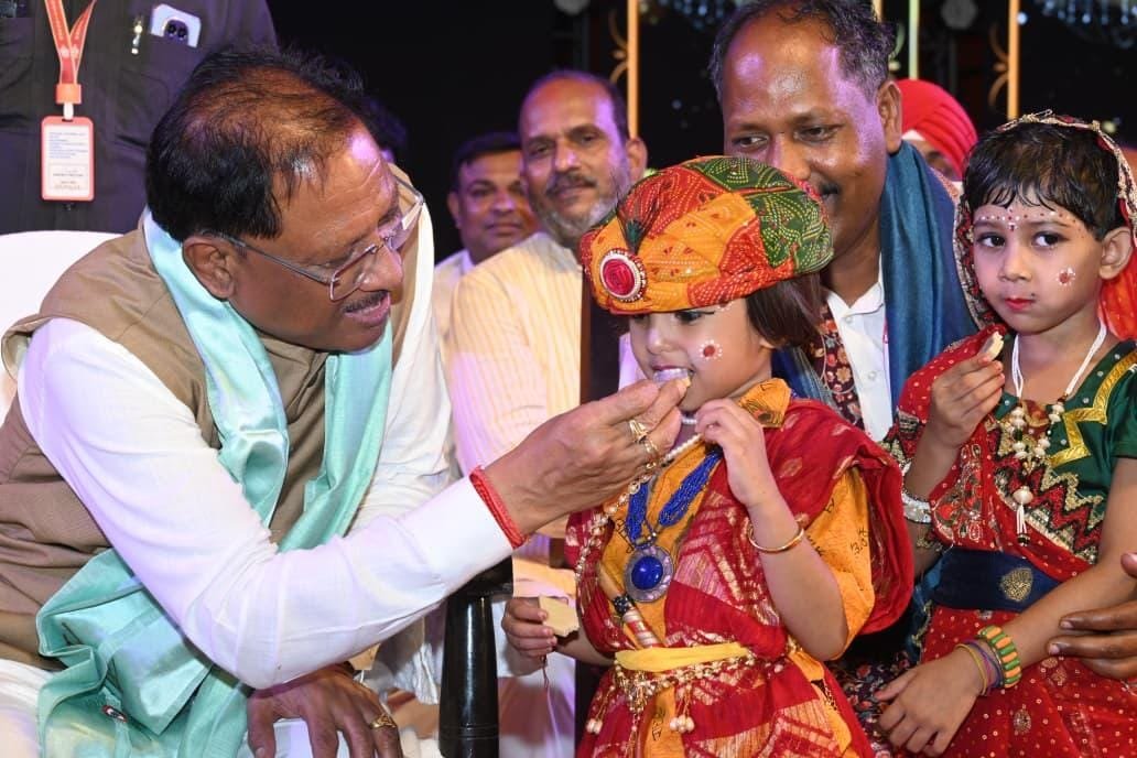 श्रीकृष्ण जन्माष्टमी उत्सव में उमड़ा आस्था का सैलाब : मुख्यमंत्री श्री विष्णु देव साय हुए शामिल 1 श्रीकृष्ण जन्माष्टमी उत्सव में उमड़ा आस्था का सैलाब : मुख्यमंत्री श्री विष्णु देव साय हुए शामिल