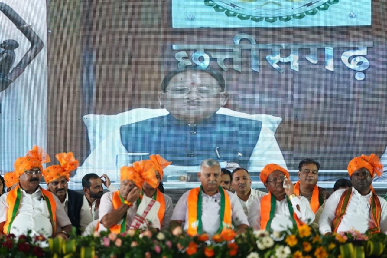 मुख्यमंत्री श्री विष्णु देव साय ने सूरजपुर जिले में 211 करोड़ से अधिक के विकास कार्यों का लोकार्पण-भूमिपूजन 2 मुख्यमंत्री श्री विष्णु देव साय ने सूरजपुर जिले में 211 करोड़ से अधिक के विकास कार्यों का लोकार्पण-भूमिपूजन