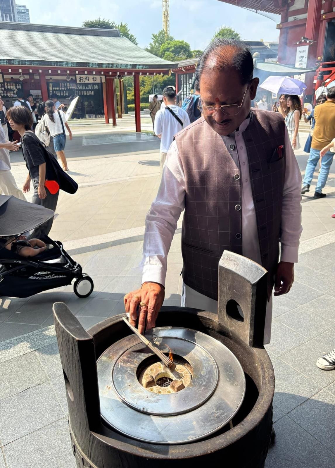 मुख्यमंत्री श्री साय ने जापान पहुंचने के बाद सबसे पहले टोक्यो स्थित ऐतिहासिक असाकुसा मंदिर में की पूजा-अर्चना 1 मुख्यमंत्री श्री साय ने जापान पहुंचने के बाद सबसे पहले टोक्यो स्थित ऐतिहासिक असाकुसा मंदिर में की पूजा-अर्चना
